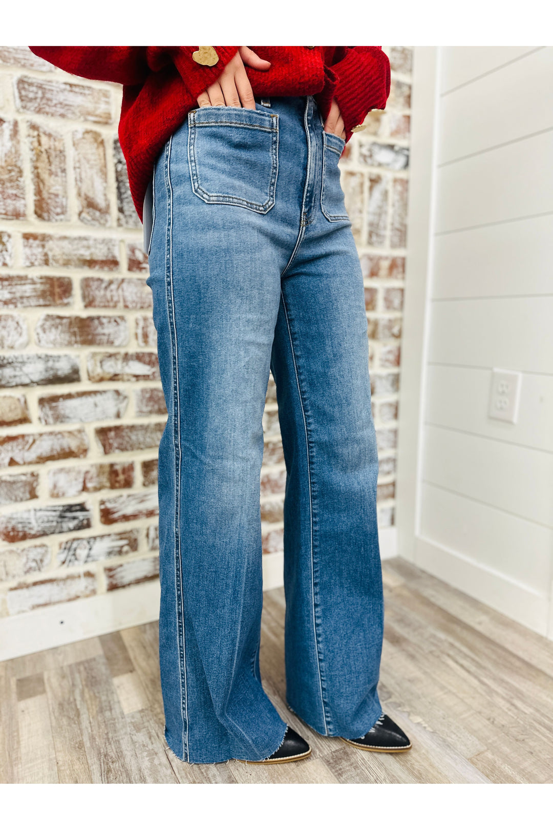 Daze~ FAR OUT HIGH RISE WIDE IN VINTAGE CITY