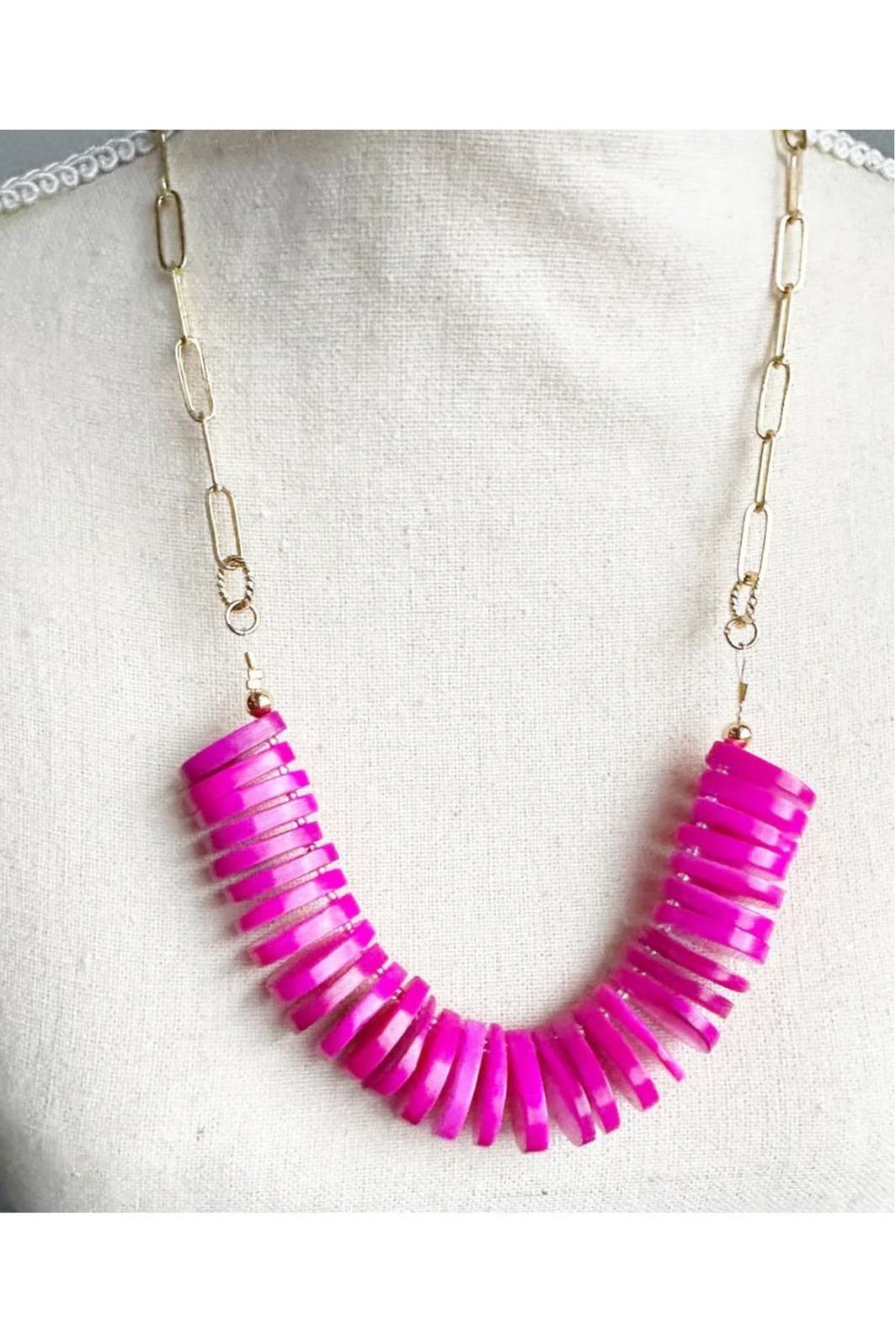Necklace Made with rich fuchsia pink beads and gold plated paper clip chain.  Finished with a lobster claw clasp.

Approximately 21”
