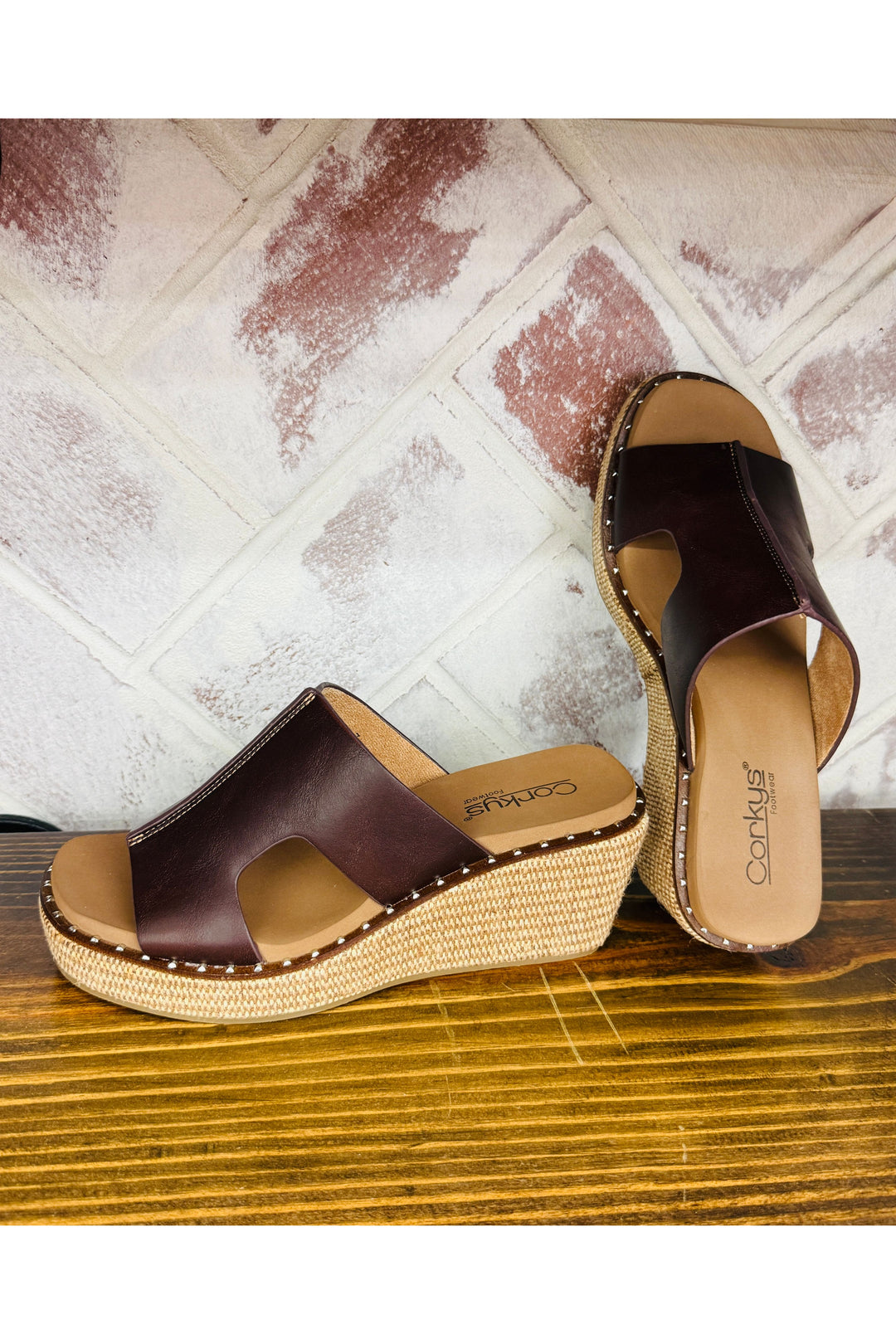Corkys | Kiss N Tell Wedges - Walnut