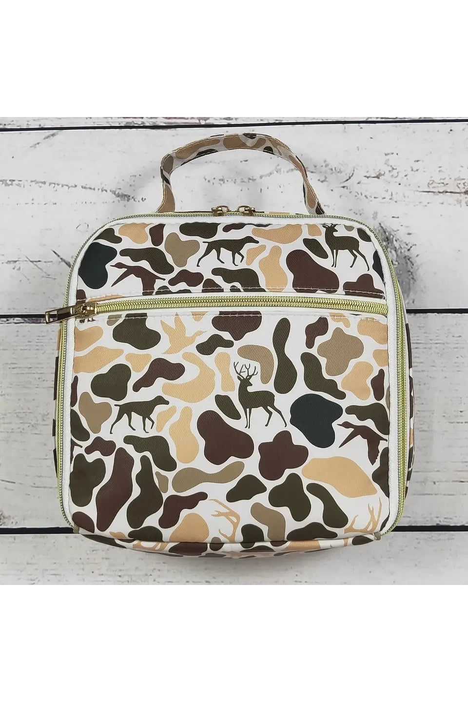 Youth camoflauge lunchbox with hunting detail and zipped front pocket.
