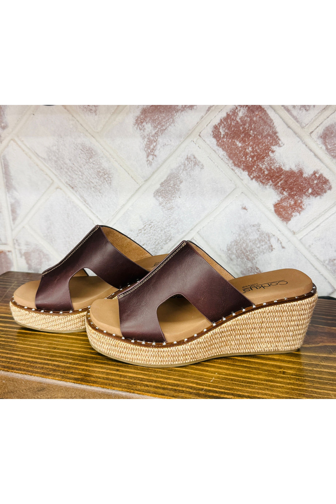 Corkys | Kiss N Tell Wedges - Walnut