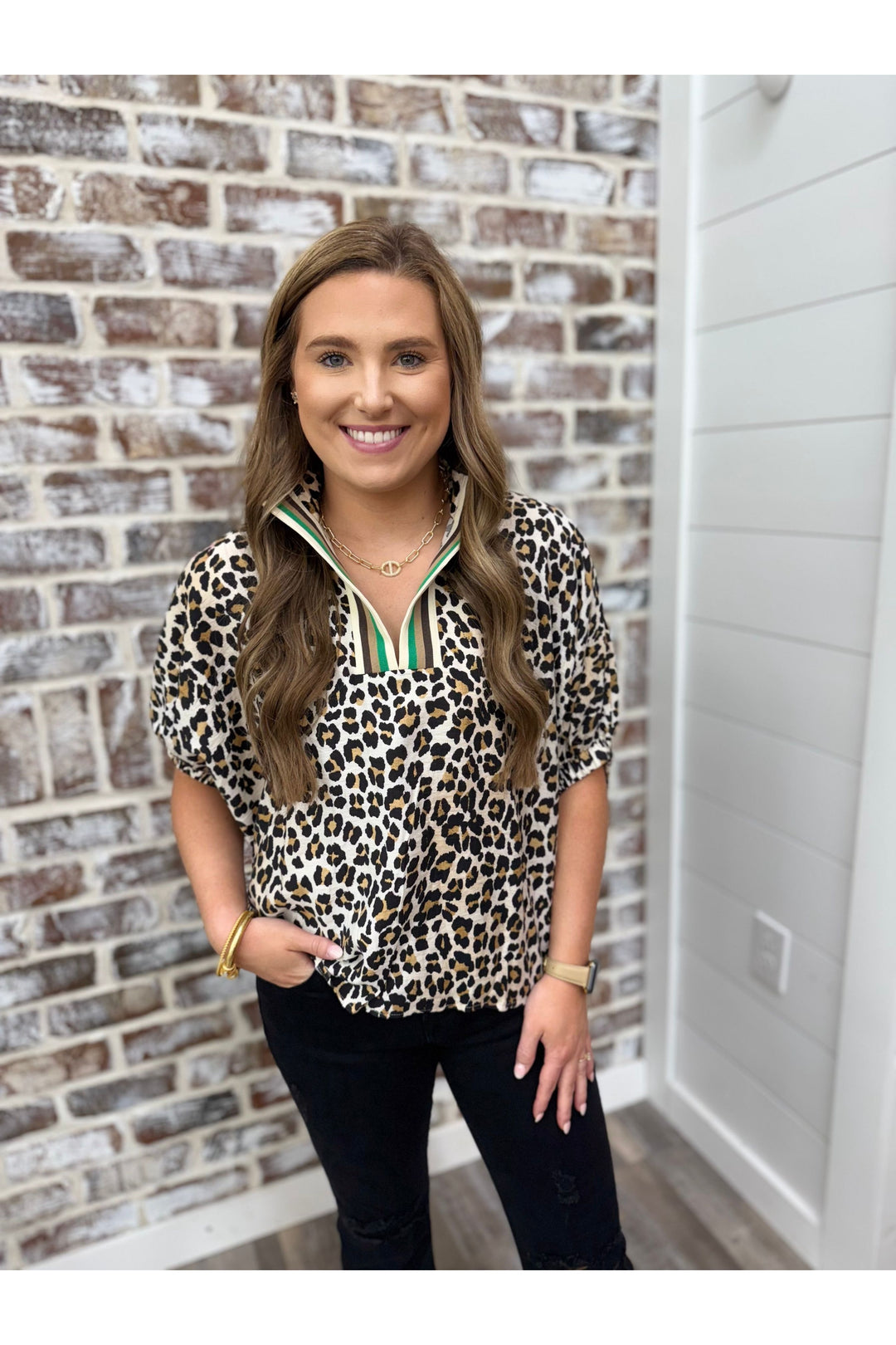 short sleeve leopard print top with v-neck striped green/cream and brown collar